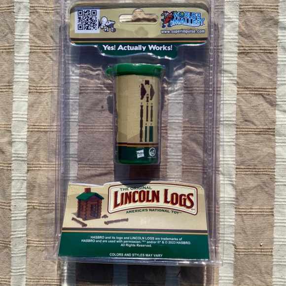 World’s Smallest Lincoln Logs Mini Toy - Picture 3 of 6